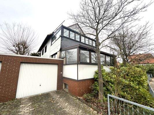 Hausansicht sowie Garage und Stellplatz