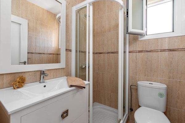 Eines von 2 Badezimmern