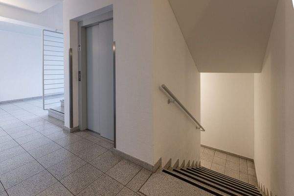 Treppenhaus & Fahrstuhl