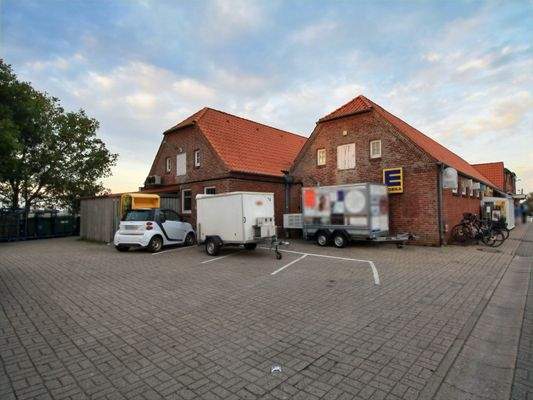 Seitlicher Parkplatz und Abstellfläche