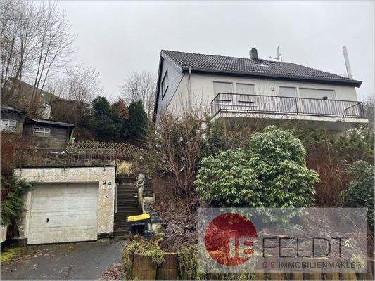 Frontalansicht auf das Haus mit Garage