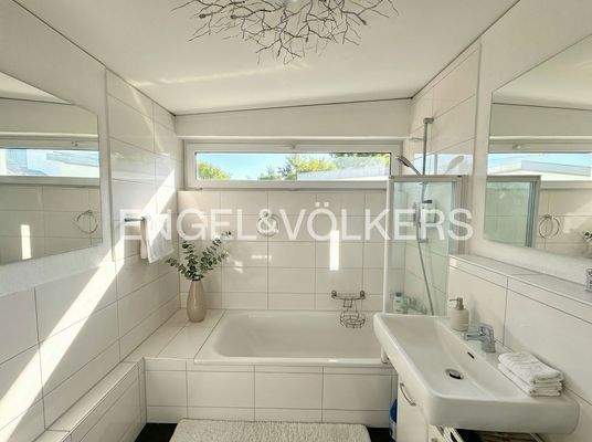 Helles Tageslichtbad (Möblierung visualisiert)