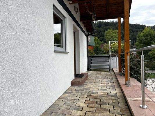 Weg zum Wellnesshaus und Außenterrasse