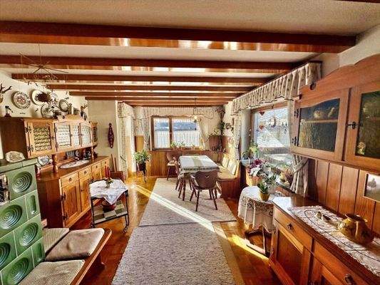 Esszimmer mit Kachelofen