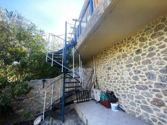 Südostkreta, Stavrochori: Schönes Steinhaus mit Berg- und Meerblick zu verkaufen