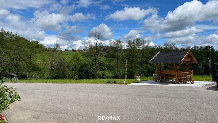 Platz vor dem Nebengebäude