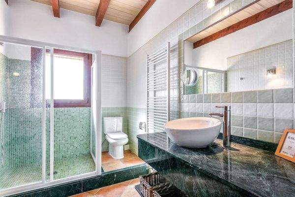 Lichtdurchflutetes Badezimmer