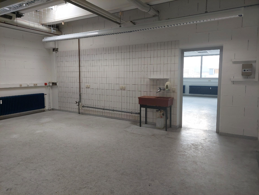 Werkstatt mit Büro und Lagerbereich