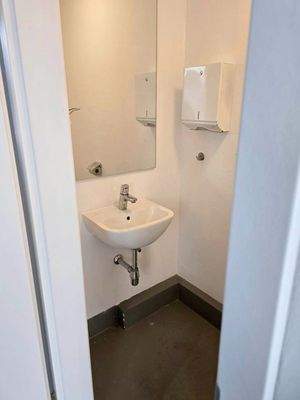 Getrennter WC Bereich in der Halle