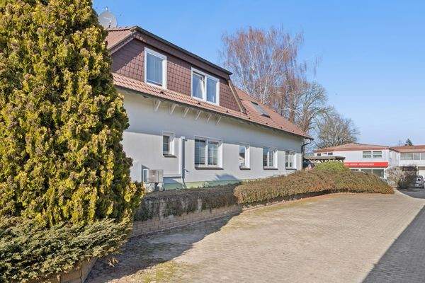 Hausansicht / Parkplätze