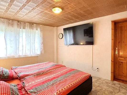 Schlafzimmer mit Zugang angrenzendem Heizungsraum