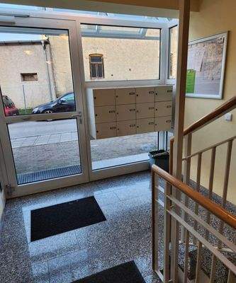 Hausflur mit Briefkästen