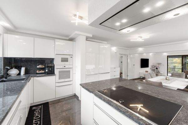 23. Ansicht Markeneinbauküche mit Granitarbeitsfläche EG