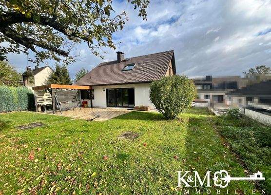 Hausansicht mit Garten