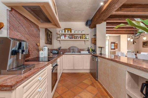 Komplett ausgestattete Küche