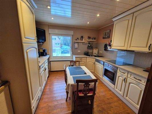 Küche mit Einbauküche