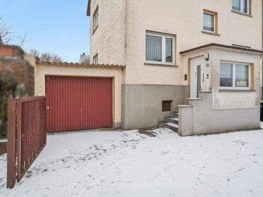 Eingang mit Garageneinfahrt