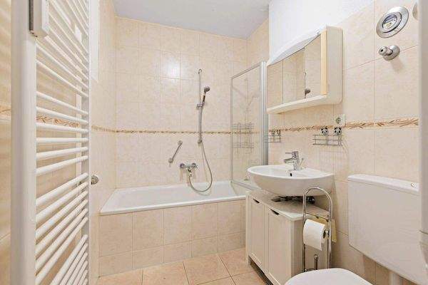 Bad mit Wanne, Waschmaschinenanschluß.jpg