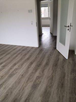 Zimmer II OG links. Blick in den Flurjpg.jpg