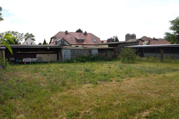 weitläufige Grünflächen