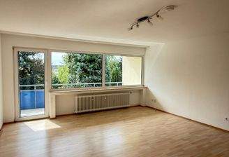 Wohnzimmer mit Zugang zum Balkon (hinten)