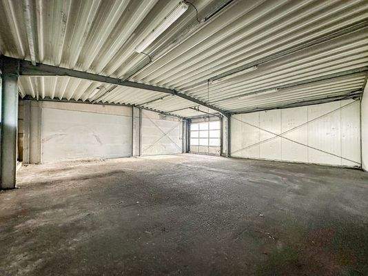 Halle (2) mit Zufahrt rechts am Büro