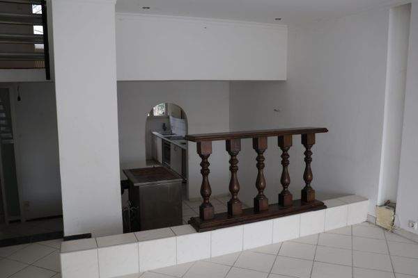 Blick vom WZ über den Essplatz in die Küche