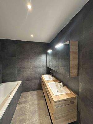 Doppelwaschtisch und Spiegelschrank