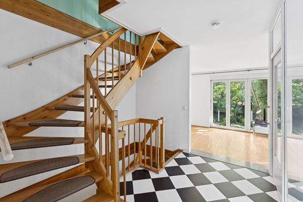 Treppe und Blick ins Zimmer