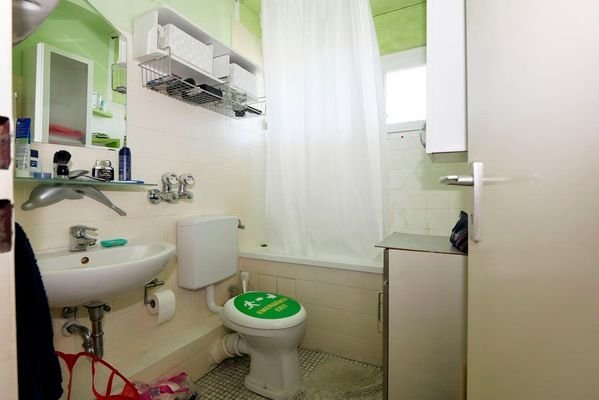 Bad mit Wanne und Fenster