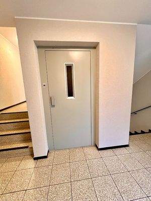 Treppenhaus + Aufzug