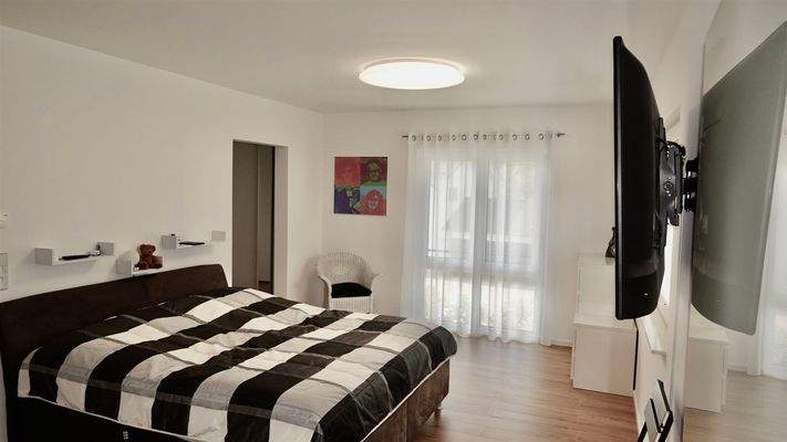 helles Schlafzimmer mit Fernseher OG