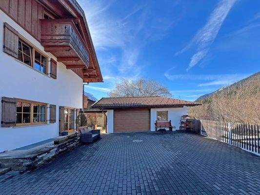 großzügiger gepflasterter Hof vor der Garage