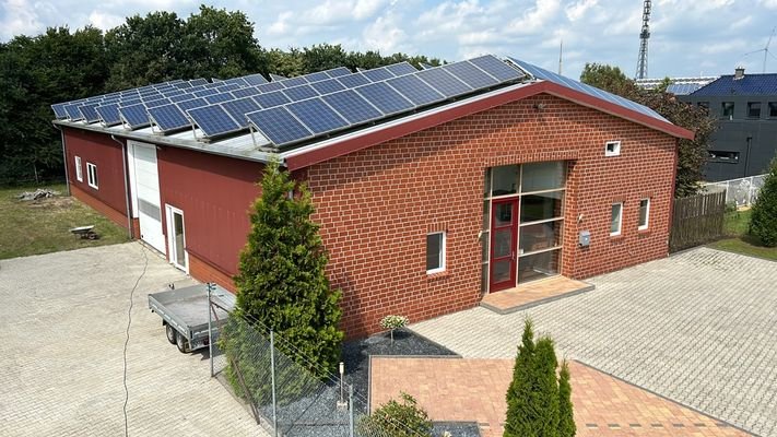 Halle mit Photovoltaik