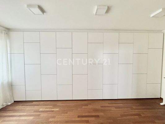 Maßgefertigter Schrank - über 5,7 m mit viel Stauraum