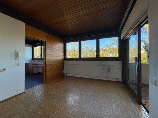 Der Essbereich mit Küchentüre (li.) und Türe ...