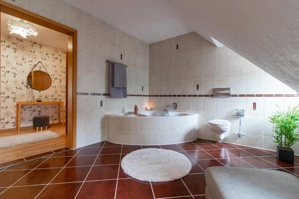 Badezimmer, Blick auf Badewanne (Dachgeschoss)
