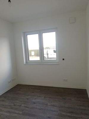 Helles Zimmer mit Fenster