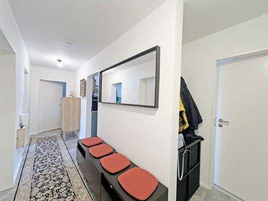 Heller Dielen-/Flurbereich mit Platz für eine Gard