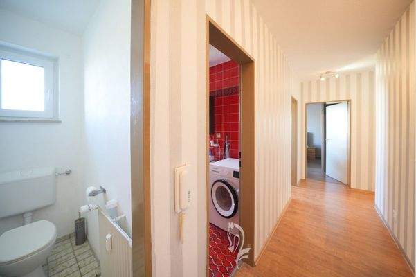 Flur Blick ins WC und Bad