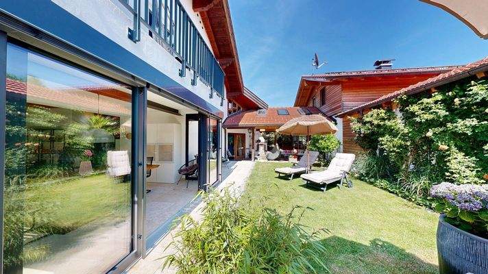 Garten mit großer Schiebetür