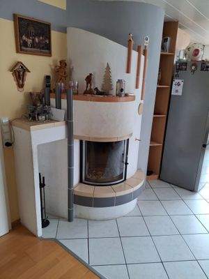 moderner Kachelofen in der EG-Wohnung