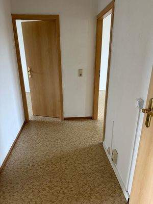 Heller Flur mit Holztüren