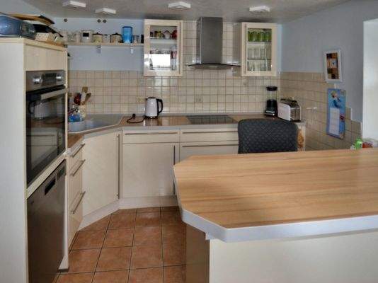 Schicke Einbauküche mit Tresen