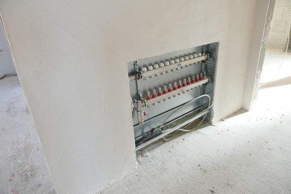 Unterputz-Verteilerschrank der Fußbodenheizung