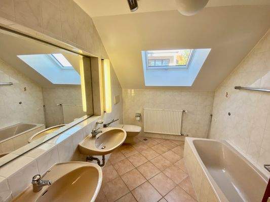 Bad mit Fenster.jpeg