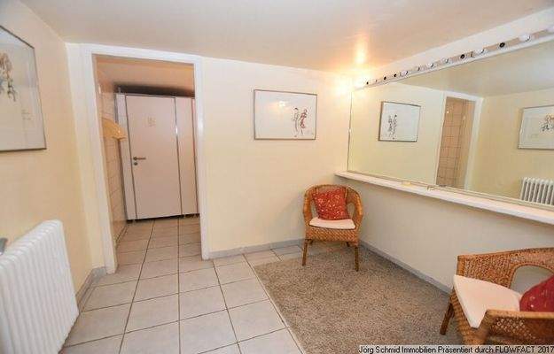 Damentoiletten zwischen Erdgesund Oberges