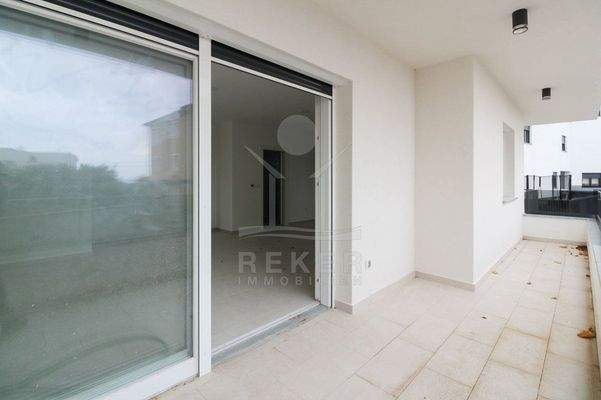 Große Terrassentür für hellen Wohnbereich