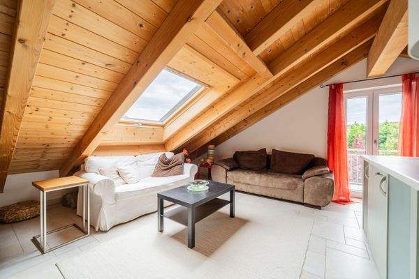 Heller Wohnbereich mit Zugang zum Balkon