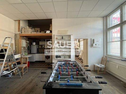 Eingangsbereich im rechten Teil mit offenen Küchenbereich